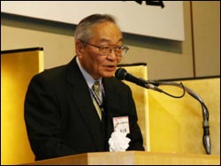 挨拶する鈴木会長