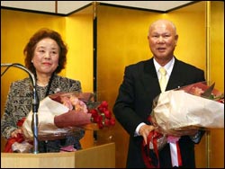 栄誉賞を受けた小佐野名誉会長夫妻