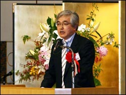 増田総長挨拶を代読する福田大学院議長