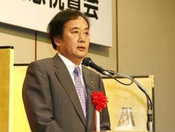 講演する上田埼玉県知事