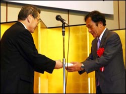 阿部会長代行から上田知事に記念品