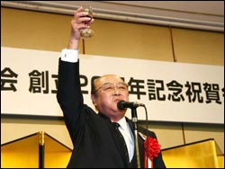 乾杯の発声をする大石法友体育会会長